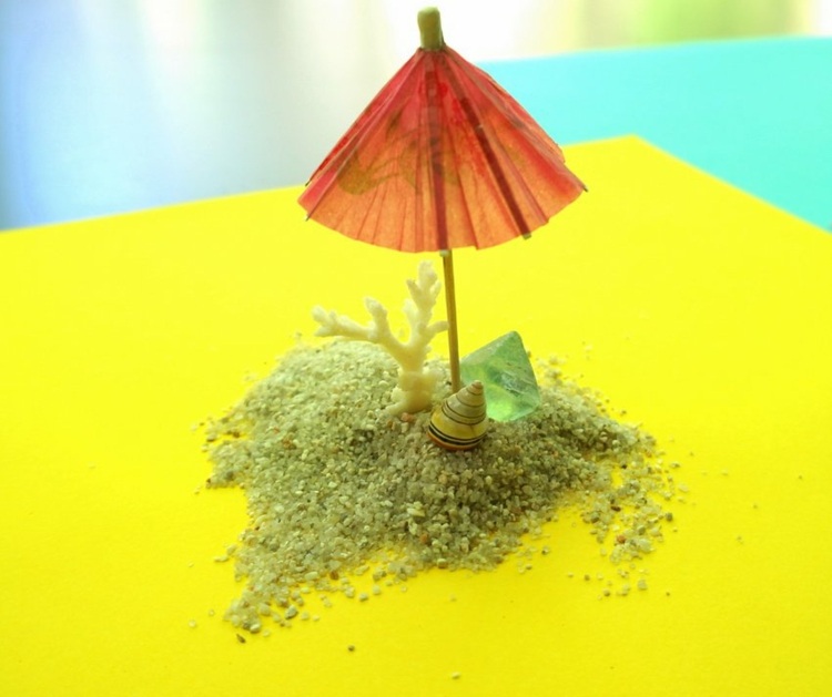 terrarium pflanze diy sand arrangement idee deko schirm cocktail koralle