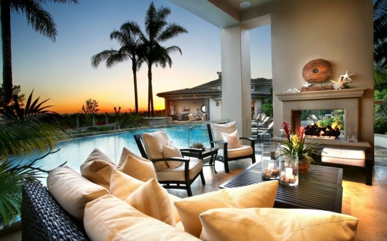 terrassengestaltung ideen pool kamin ueberdachung palmen sonnenuntergang