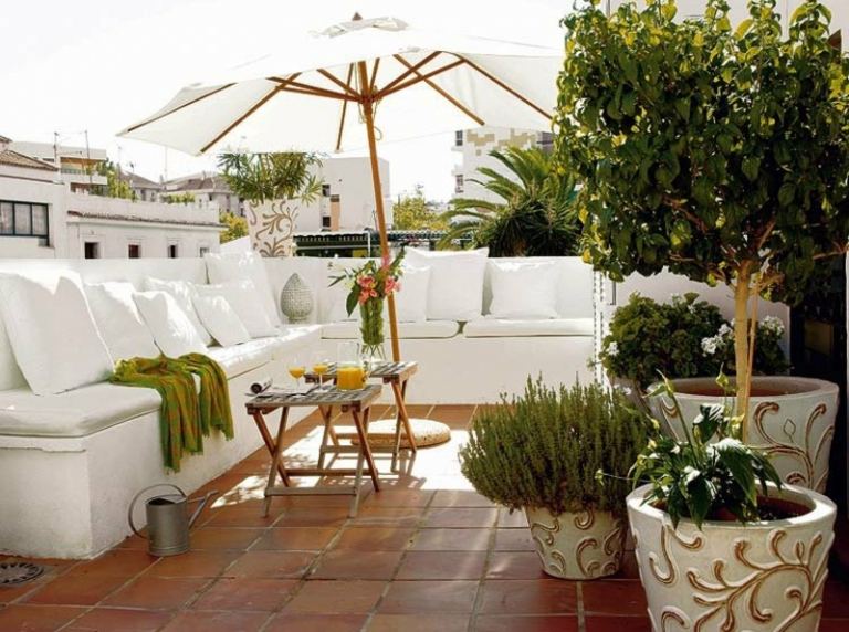 terrassengestaltung moebel weiss couch sonnenschirm pflanzkuebel beistelltisch
