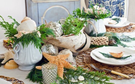 tischdeko garten beach stil seestern muscheln kerzenhalter korb unterlage gruene zweige
