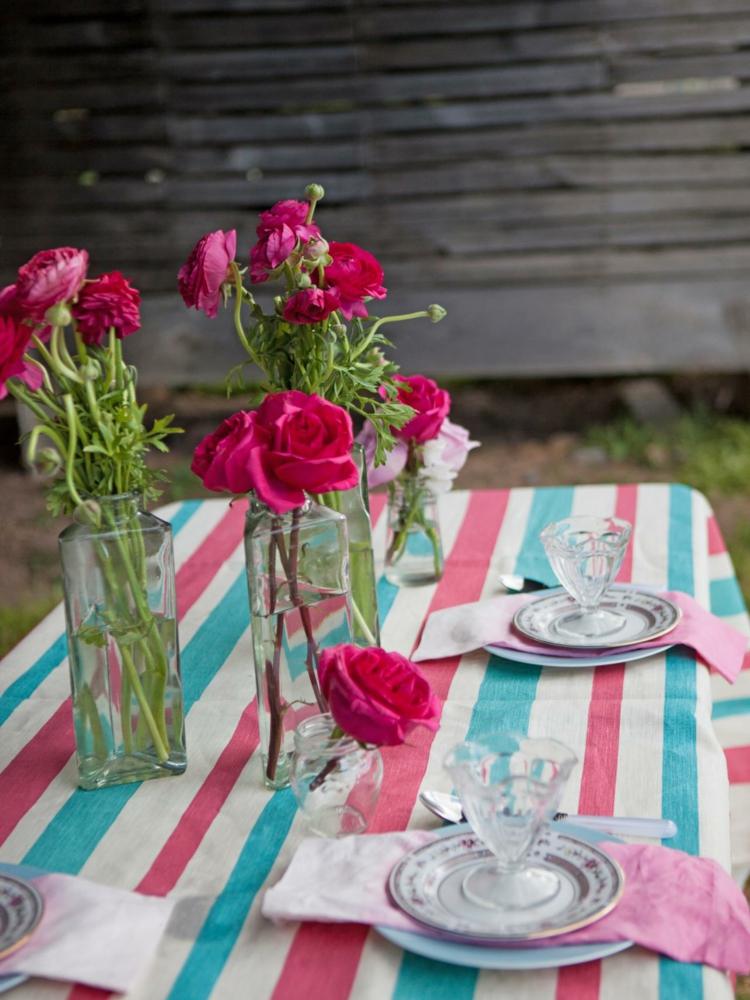 tischdekoration sommerliche pink rosen tischdecke streifen blau rosa servietten geschirr