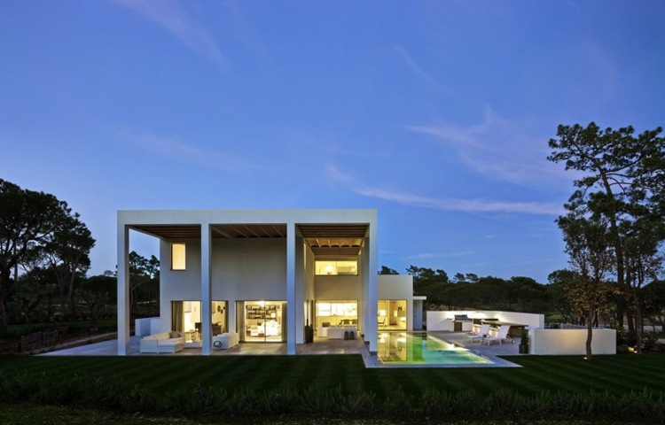 villa mit weißem interieur beleuchtung pool terrasse ueberdachung