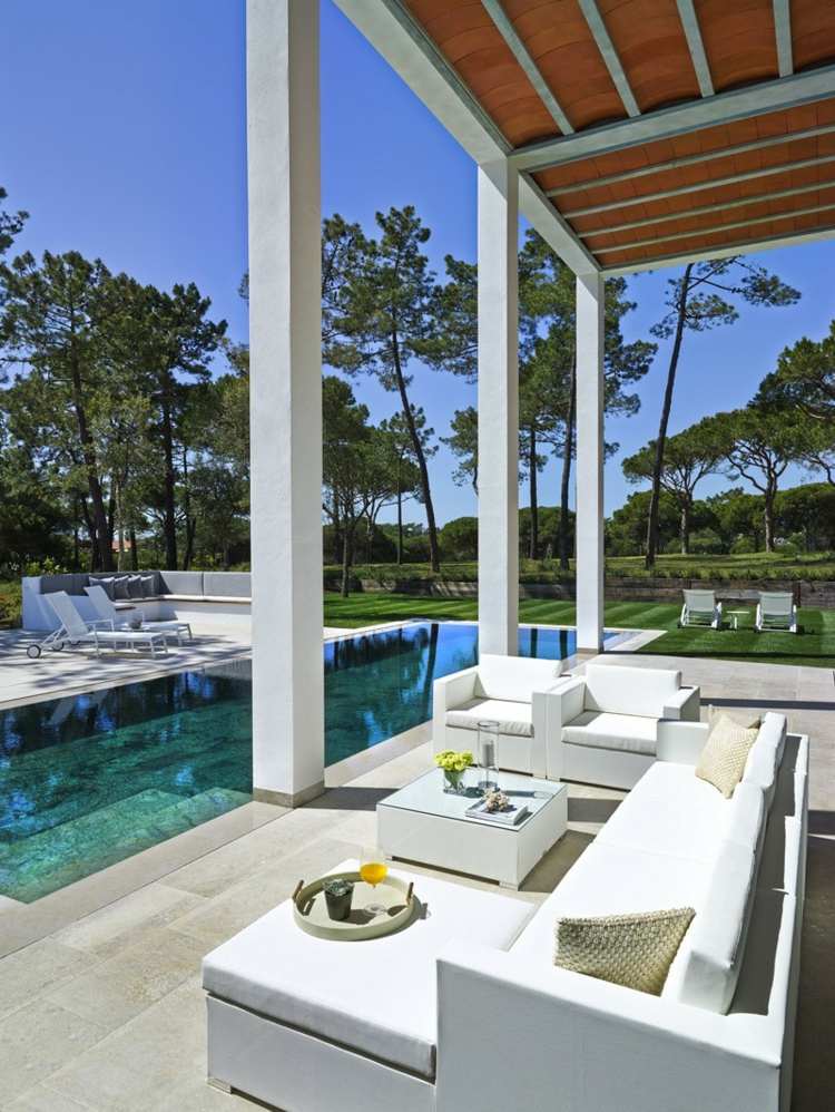 villa mit weissem interieur lounge moebel modern minimalistisch pool