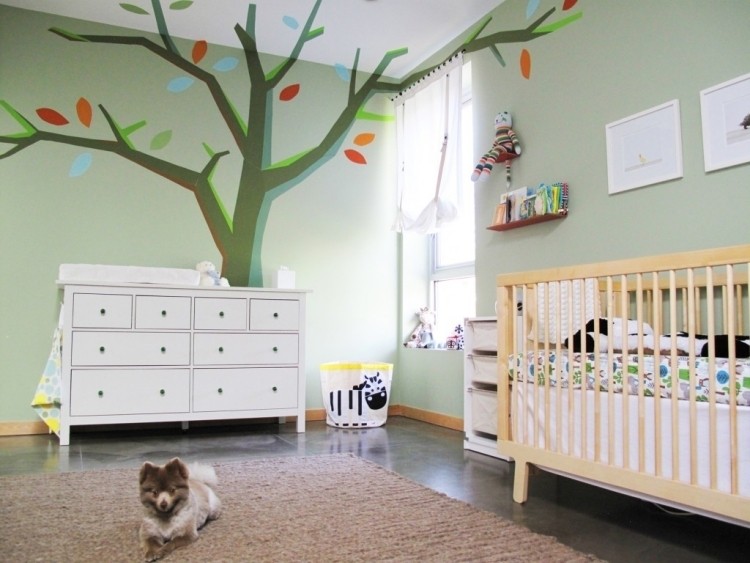 Wandfarbe Mintgrün -babyzimmer-babybett-baum-wandmalerei-kommode-teppich-hund