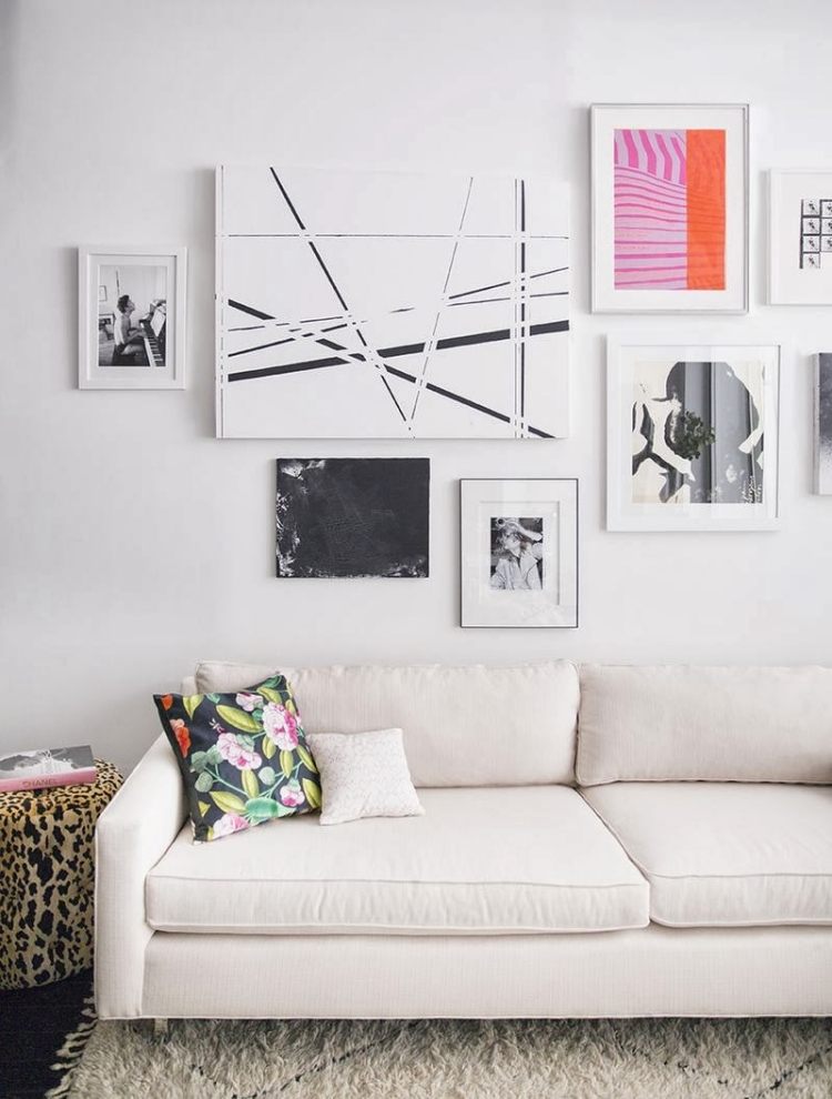 wandgestaltung-bildern-wohnzimmer-abstrakt-weisse-bilderrahmen-weisses-sofa