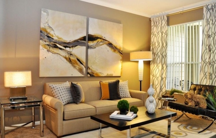 wandgestaltung-wohnzimmer-beige-abstraktes-bild-gelb-grau