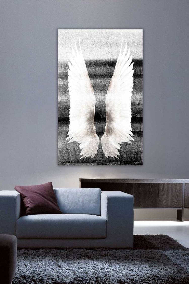 wandgestaltung-wohnzimmer-grau-modern-schwarz-weisses-poster-engelfluegel