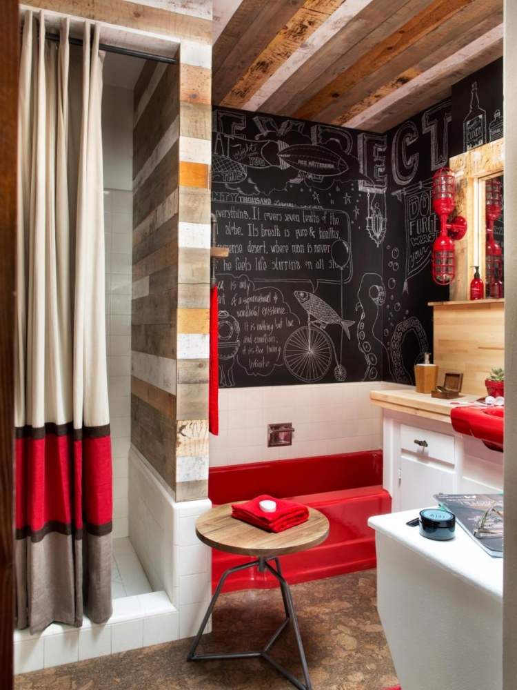 wandverkleidung-holz-innen-badezimmer-modern-klein-wohnung-rot-decke-tafel-kreide
