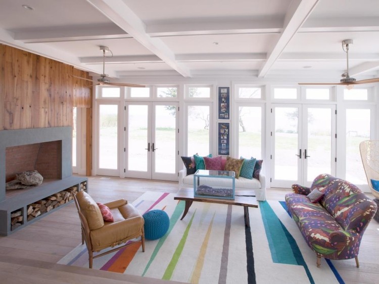 Wandverkleidung aus Holz für innen -wohnzimmer-kaminoffen-bunt-terrassenfenster