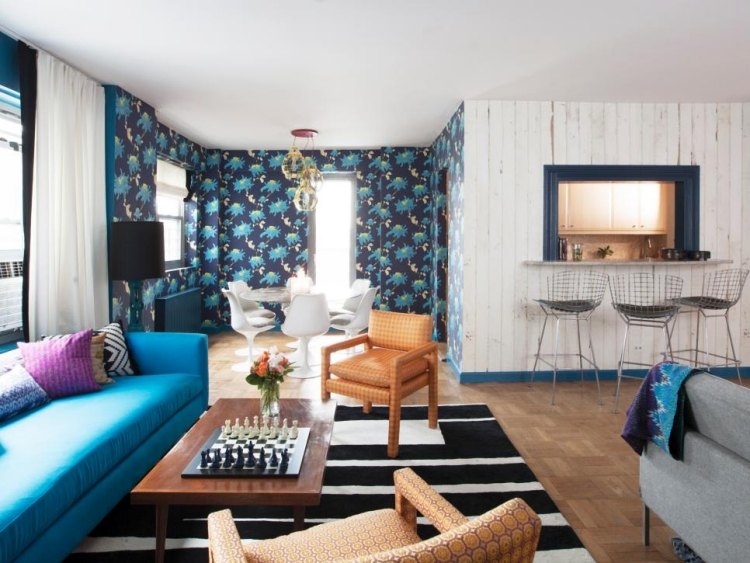 wandverkleidung-holz-innen-wohnzimmer-modern-blau-tuerkis-tapete-muster-prints