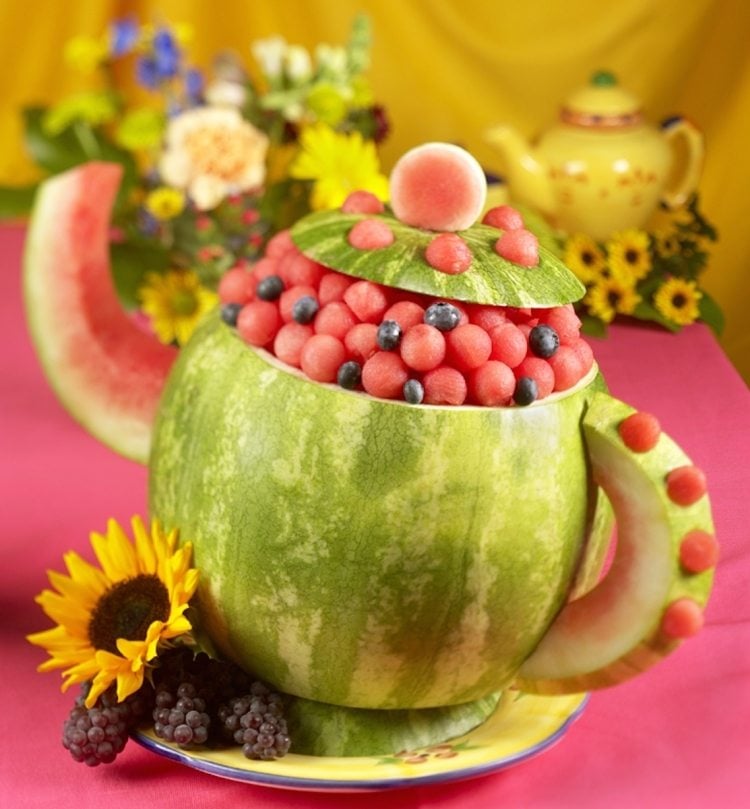 Wassermelone dekorieren ideen-teekanne-kugeln-gefuellt