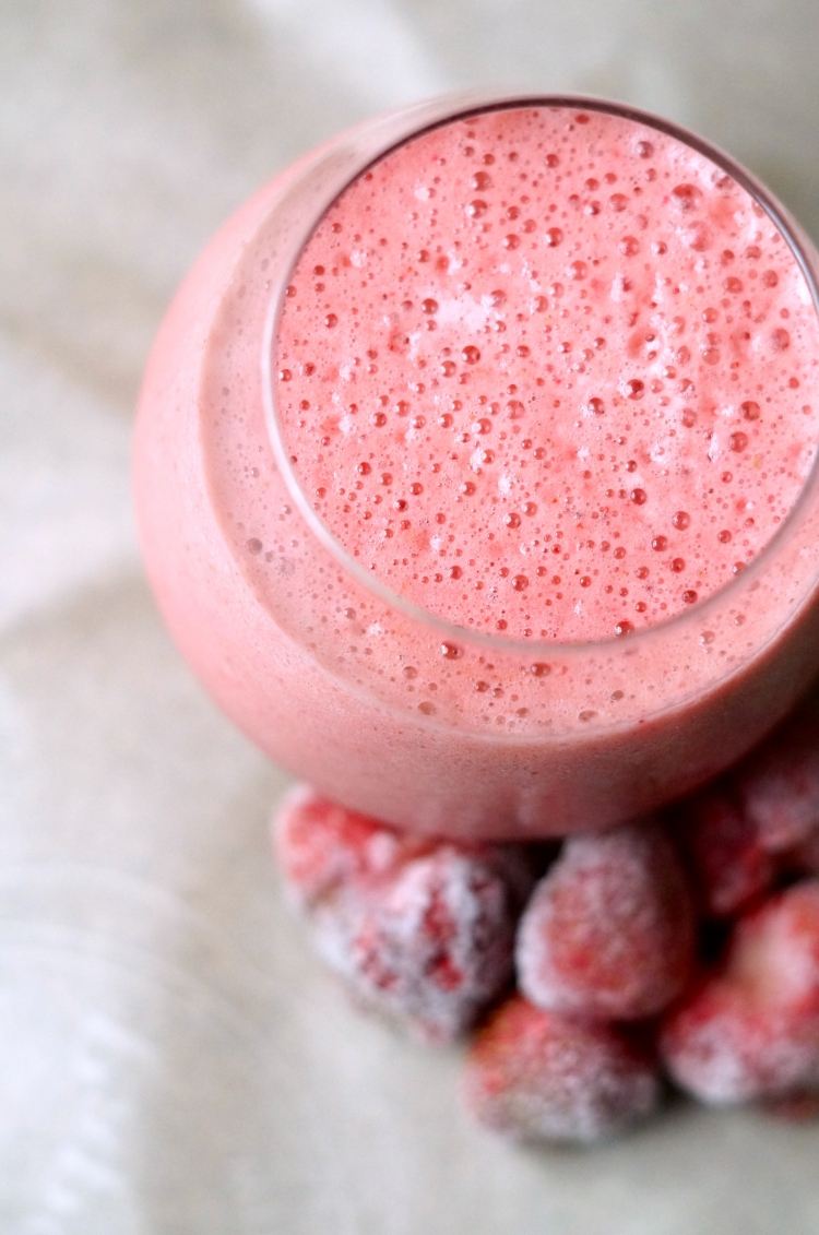 Wassermelone Rezepte -erdbeere-smoothie-kalt-glas-servieren-lecker-erfrischend