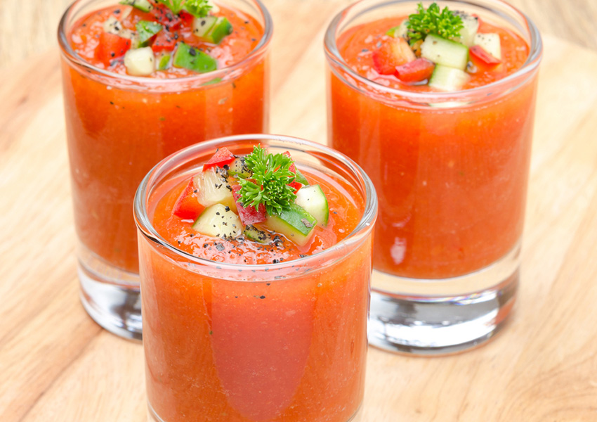 wassermelone-rezepte-erfrischend-kalt-suppe-glaeser-servieren-gewuerz-frisch-sommer