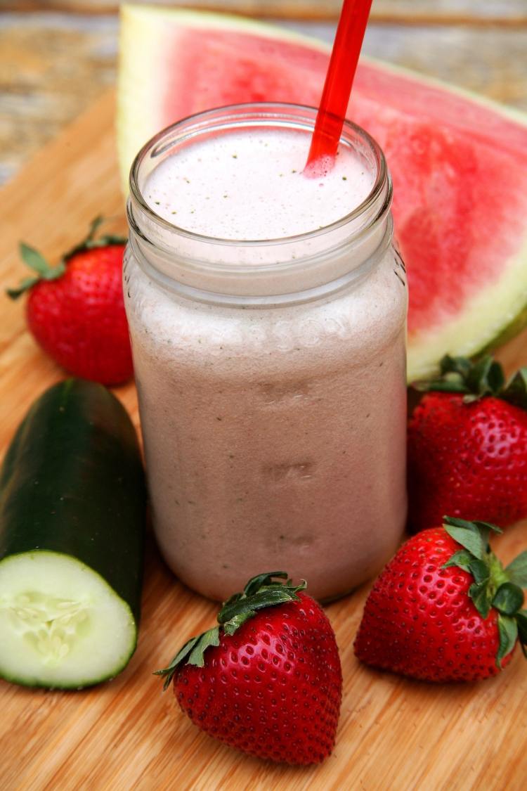 Wassermelone-Rezepte-smoothie-milch-eis-erdbeer-gurke-glas-strohhalm