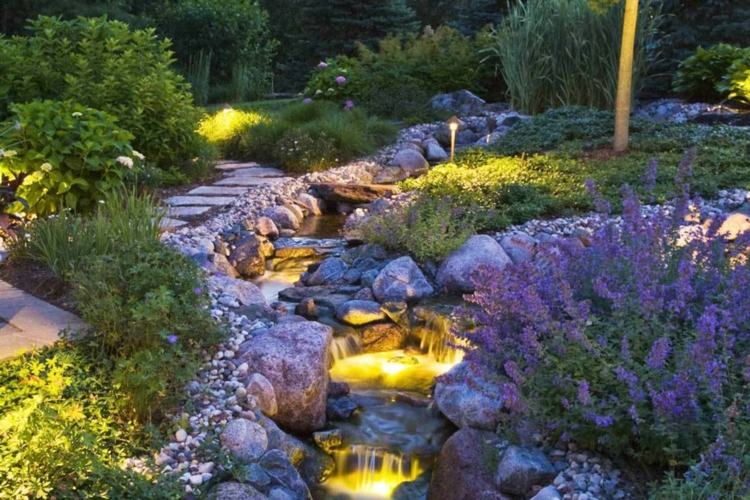 Wasserspiel im Garten mit Brunnen, Bach oder Wasserfall