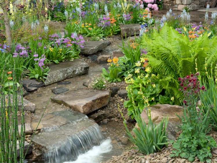 Wasserspiel im Garten mit Brunnen, Bach oder Wasserfall