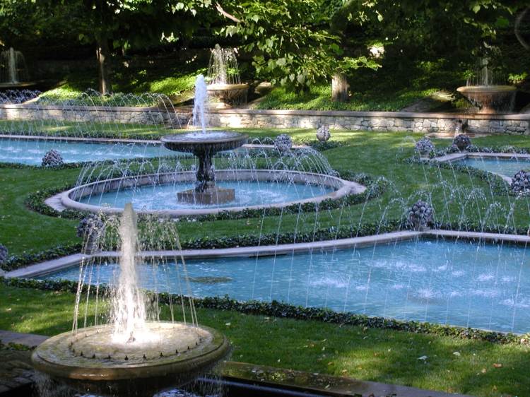 wasserspiel im garten klassisches design springbrunnen beleuchtung park