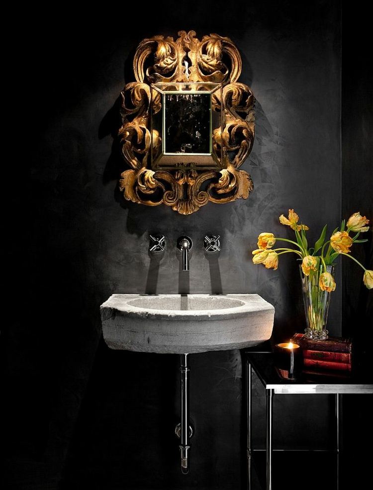 wc gaeste design schwarz wand spiegel mediterran waschbecken stein vase tulpen