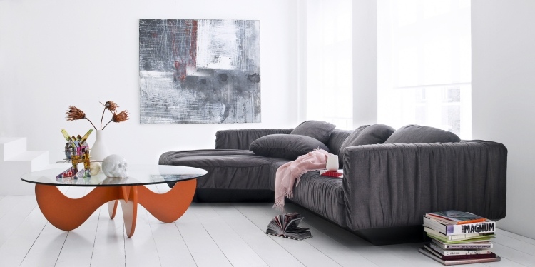 weisse-wohnzimmermoebel-modern-couch-tisch-orange-grau-totenkopf-bild-fenster