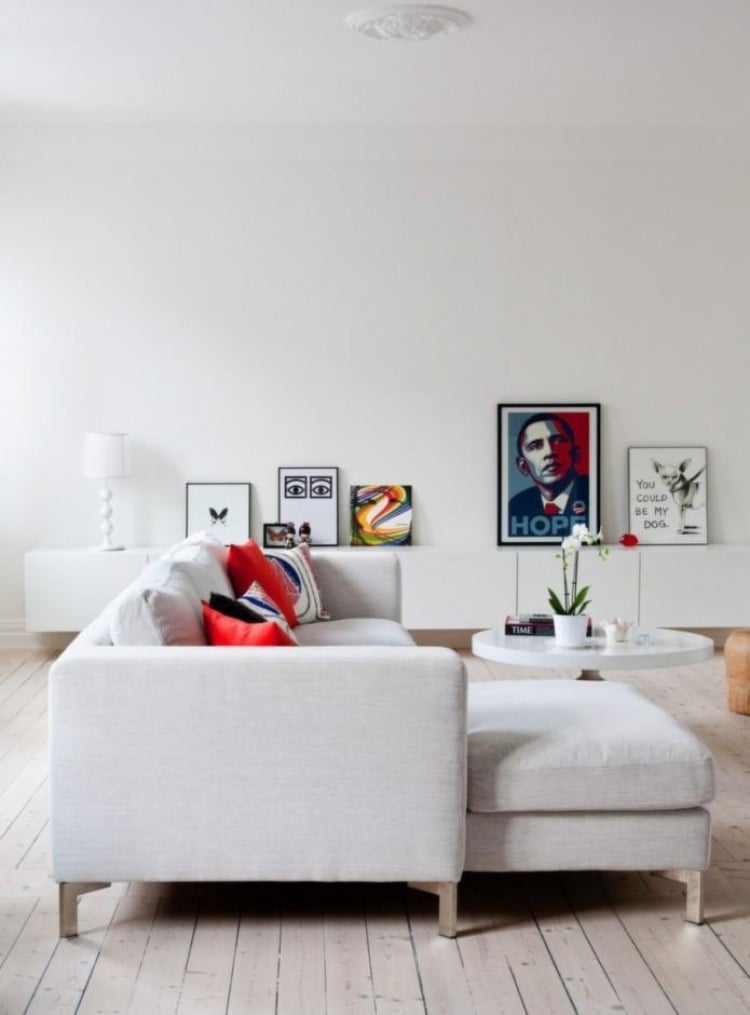 weisse-wohnzimmermoebel-modern-deko-bilder-farbig-holzboden-kissen-bunt