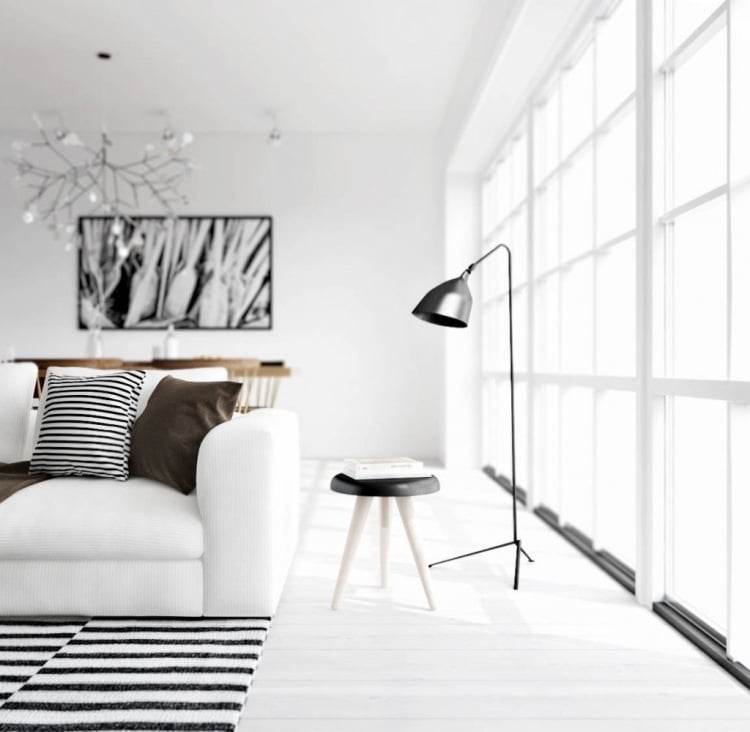 weisse-wohnzimmermoebel-modern-einrichtung-schwarz-lampe-fenster-couch-streifen