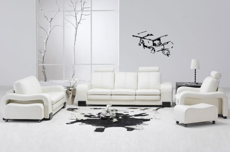 Weiße Wohnzimmermöbel -modern-minimalistisch-praktisch-hocker-rollen-wandtattoo
