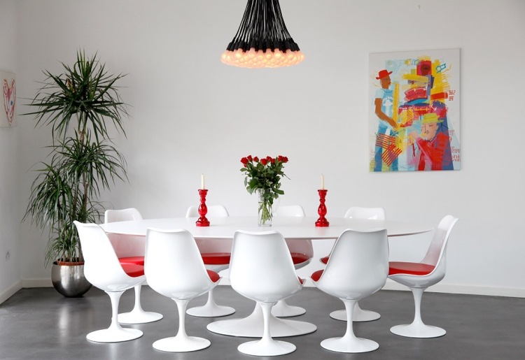 weisse-wohnzimmermoebel-modern-pop-art-tulip-chair-esstisch-rot-polsterung-platik