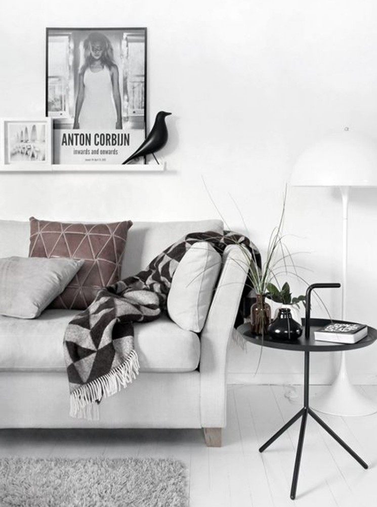 weisse-wohnzimmermoebel-modern-skandinavisch-couch-decke-nebentischschwarz-lampe-weiss
