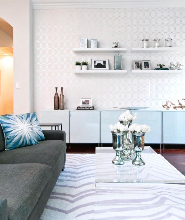 weisse-wohnzimmermoebel-modern-traditionell-couch-grau-glass-couchtisch-tapete-teppich