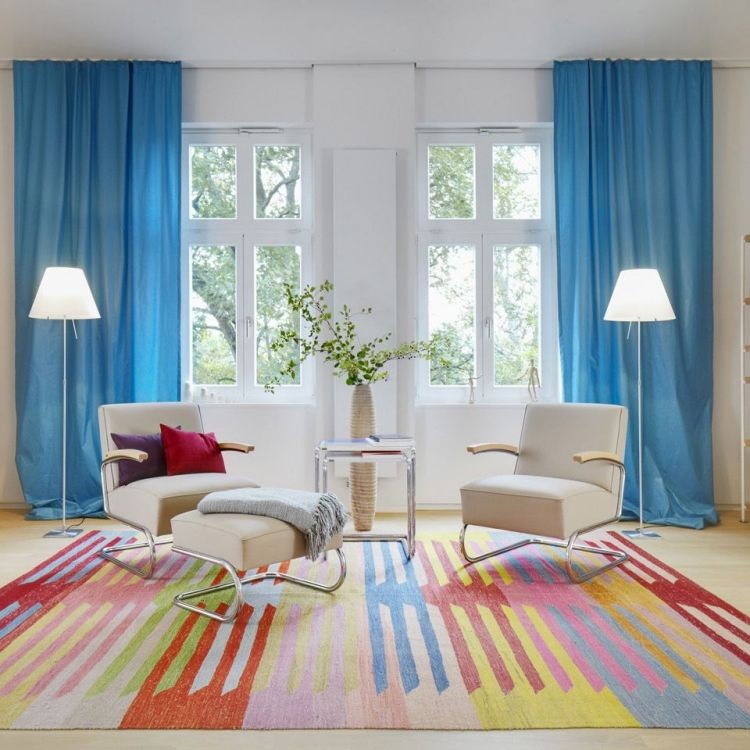 weisse-wohnzimmermoebel-modern-traditionell-sessel-fusshocker-traditionell-gardine-blau-teppich-bunt