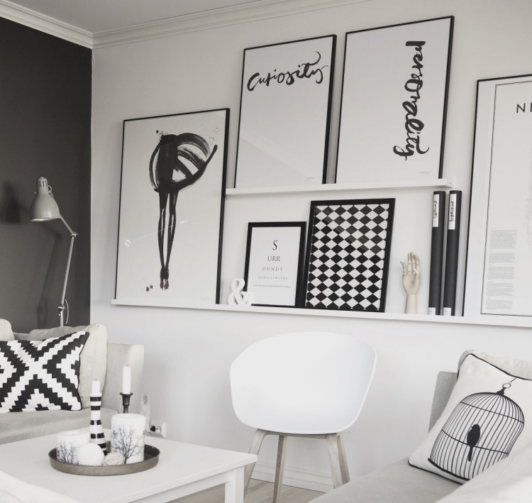 weisse-wohnzimmermoebel-skandinavisch-design-rahmen-bilder-prints-schwarz-b&w-deko