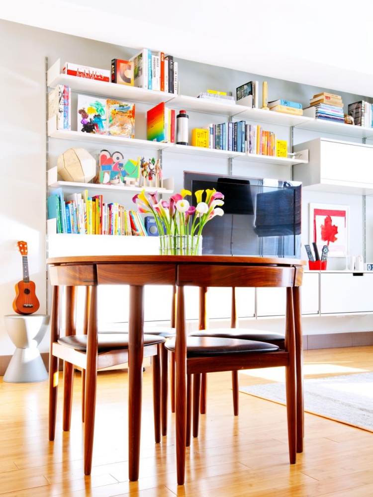 weisse-wohnzimmermoebel-skandinavisch-modern-farbenfroh-esstisch-holz-stuehele-dreieckig