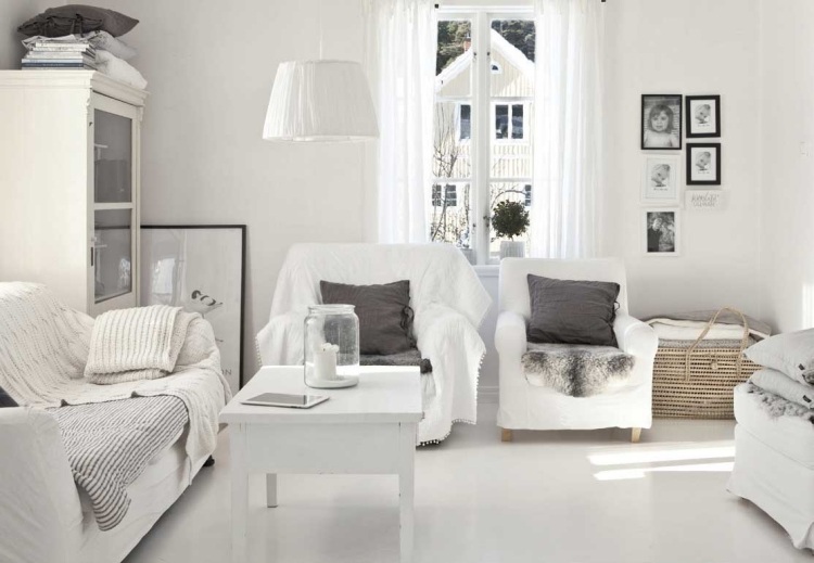weisse-wohnzimmermoebel-skandinavisch-traditionell-ikea-bilderrahmen-kissen-grau