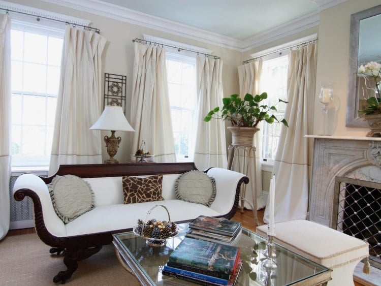 weisse-wohnzimmermoebel-traditionell-kaminoffen-gardinen-marmor-pflanzen-kaffeetisch
