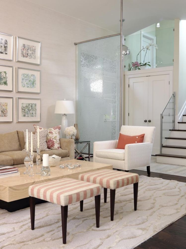 weisse-wohnzimmermoebel-traditionell-marmor-tisch-beige-zart-rosa