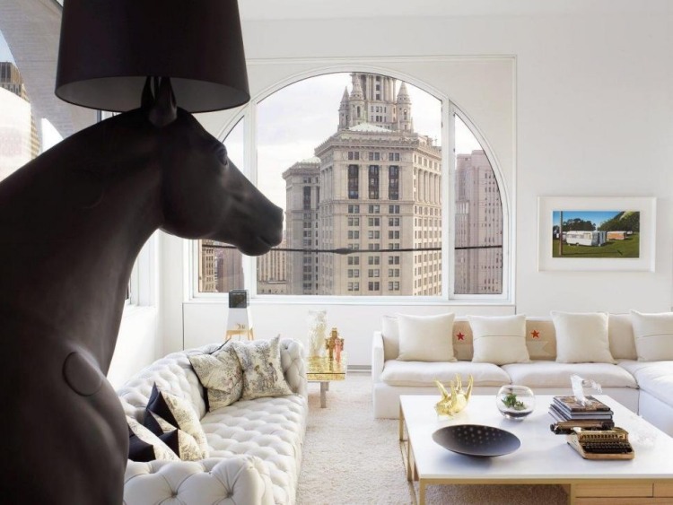 weisse-wohnzimmermoebel-traditionell-modern-appartement-newyork-couch-zwei-accessoire
