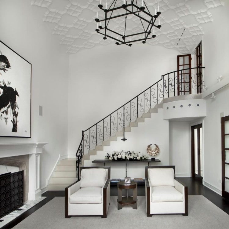 weisse-wohnzimmermoebel-traditionell-schwarz-treppe-kronleuchter-kaminoffen-bid-gewoelbedecke
