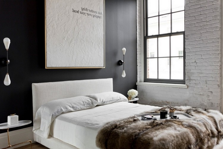 weiße-schlafzimmermoebel-stil-gestaltung-industrie-design-pelz-wand-schwarz-sprossenfenster-loft