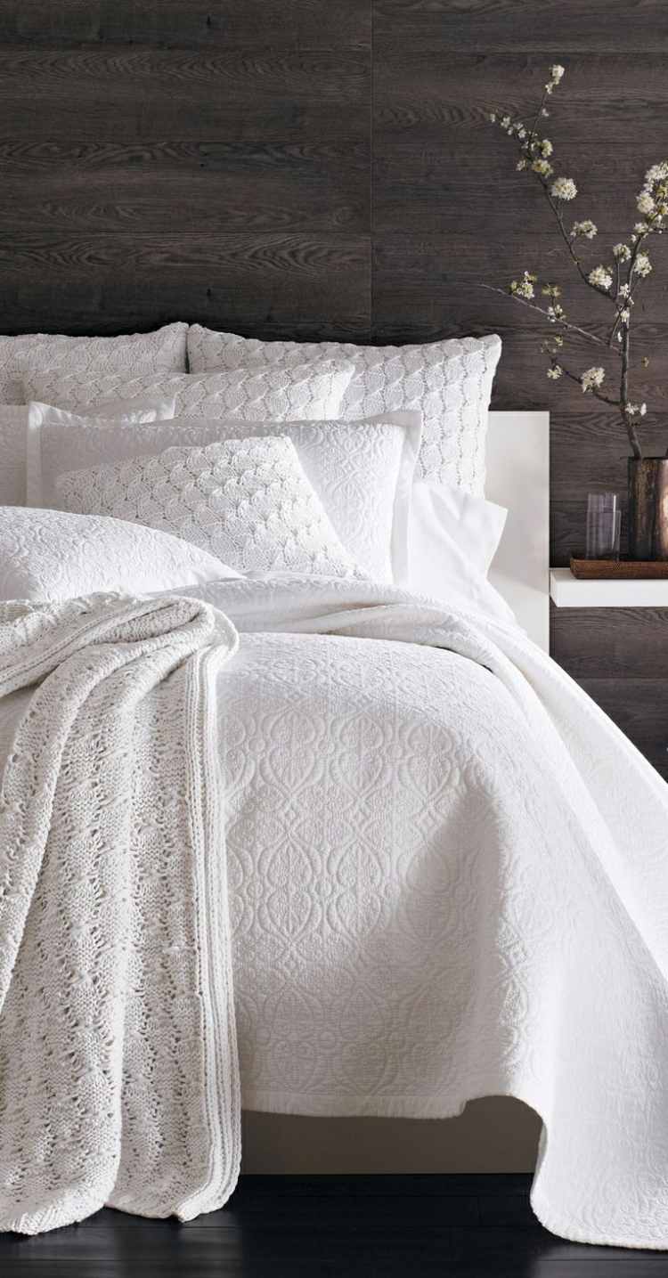 weiße-schlafzimmermoebel-stil-gestaltung-industriedesign-bettwaesche-spitze-nachttisch-blume-vase