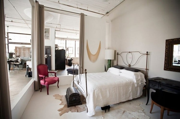 weiße-schlafzimmermoebel-stil-gestaltung-industriedesign-metallbett-schwarz-lila-sessel
