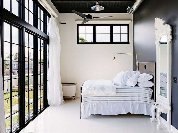 weiße-schlafzimmermoebel-stil-gestaltung-industriedesign-schwarz-wand-vintage-spiegel-sprossenfenster