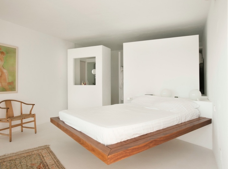 weiße-schlafzimmermoebel-stil-gestaltung-mediterran-holz-haengebett-wand-gemaelde-teppich