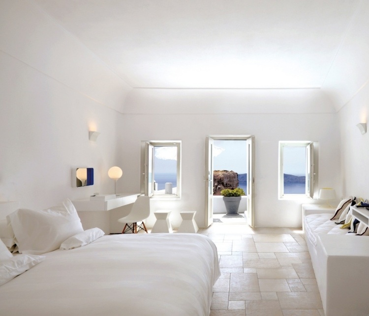 weiße-schlafzimmermoebel-stil-gestaltung-mediterran-steinboden-kalksten-aussicht-meer