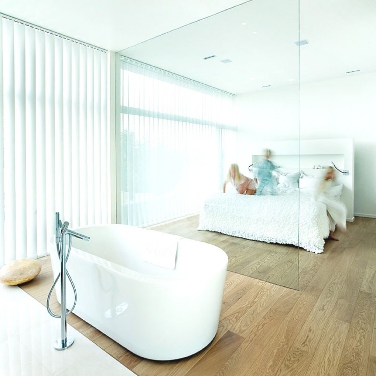 Weiße Schlafzimmermöbel -stil-gestaltung-minimalistisch-glaswand-badewanne-kinder-fenster-holzboden
