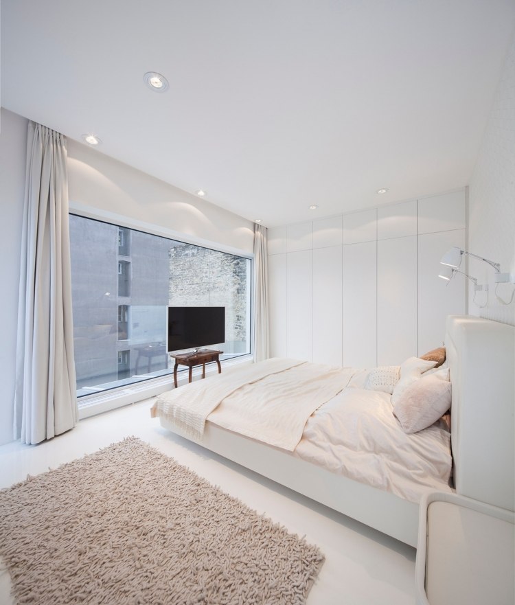 Weiße Schlafzimmermöbel -stil-gestaltung-minimalistisch-hochglanz-fenster-fernseher