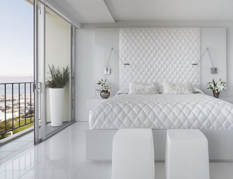 Weiße Schlafzimmermöbel l-stil-gestaltung-minimalistisch-polsterung-ganz-weiss-terrasse-meeresblick