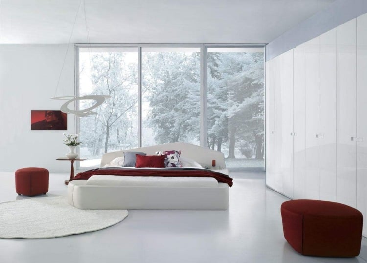 Weiße Schlafzimmermöbel -stil-gestaltung-minimalistisch-rot-hocker-fenster-schrankregal-kissen