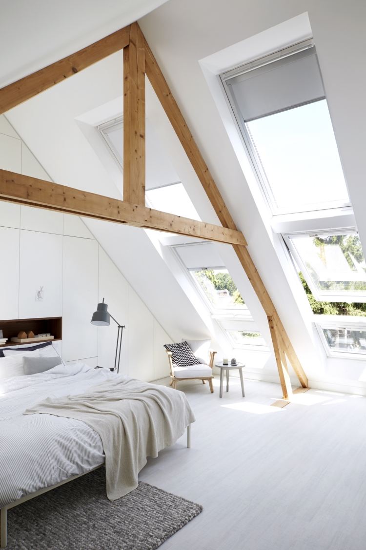 weiße-schlafzimmermoebel-stil-gestaltung-skandinavisch-dachschraege-holz-dachtraeger-weiss-boden-dachfenster
