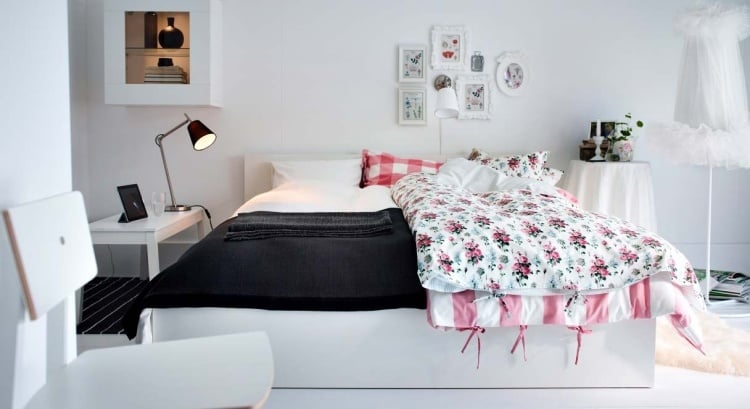 weiße-schlafzimmermoebel-stil-gestaltung-skandinavisch-decke-pink-rosen-ikea-stehlampe