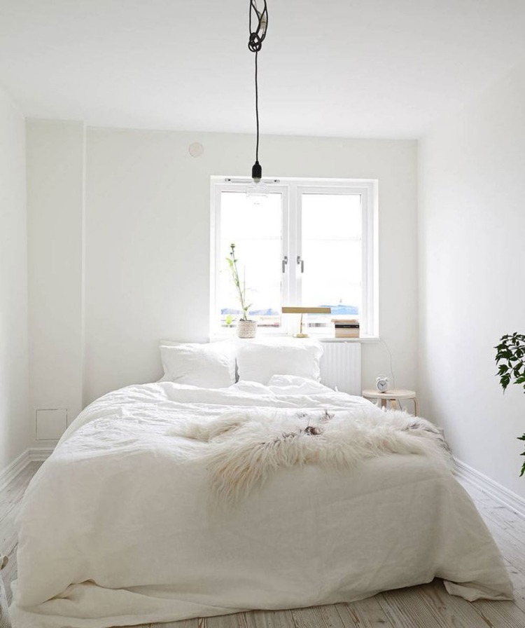 weiße-schlafzimmermoebel-stil-gestaltung-skandinavisch-holzboden-schlicht-fenster-leuchte-kissen-decke-gross